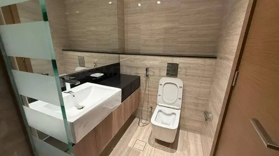 Prime location / Unfurnished at Business Bay photo 8